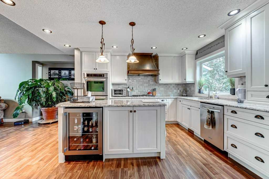 Picture of 2824 Signal Hill Drive SW, Calgary Real Estate Listing