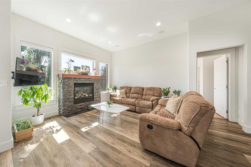 Picture of 2 Discovery Ridge Heights SW, Calgary Real Estate Listing