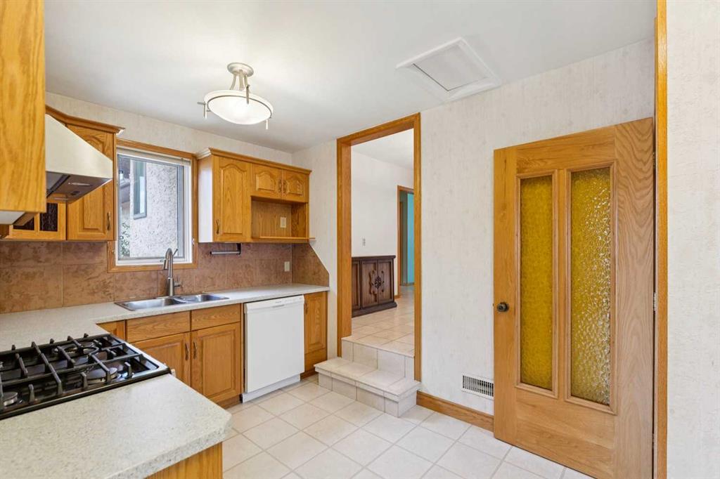 Picture of 47 Montrose Crescent NE, Calgary Real Estate Listing