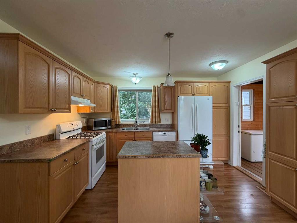 Picture of 906 3 Avenue , Beaverlodge Real Estate Listing