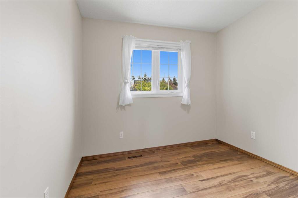 Picture of 3 Pickering Close , Sylvan Lake Real Estate Listing