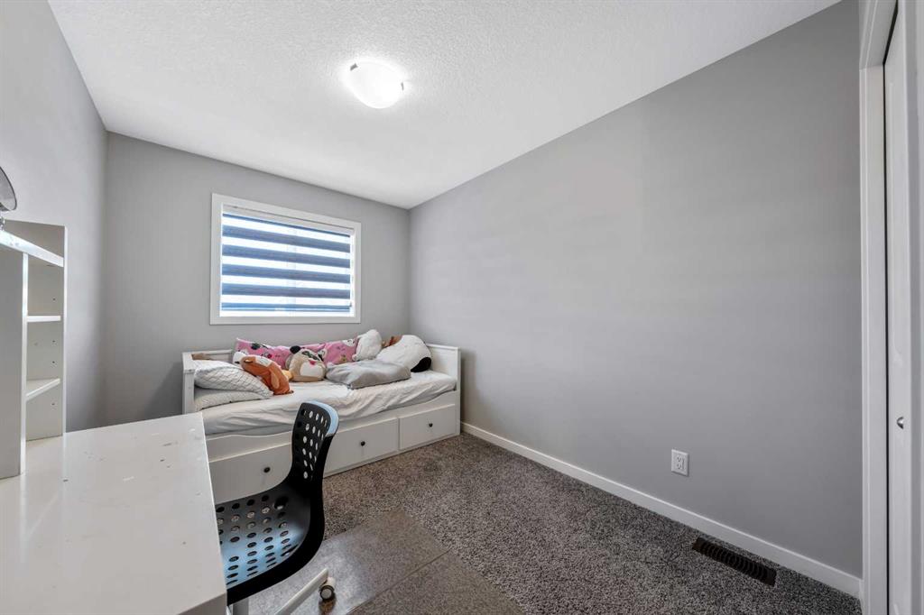 Picture of 384 Chinook Gate Close SW, Airdrie Real Estate Listing