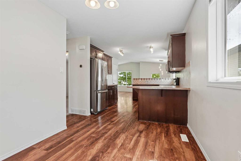 Picture of 136 Mt Sundance Crescent W, Lethbridge Real Estate Listing