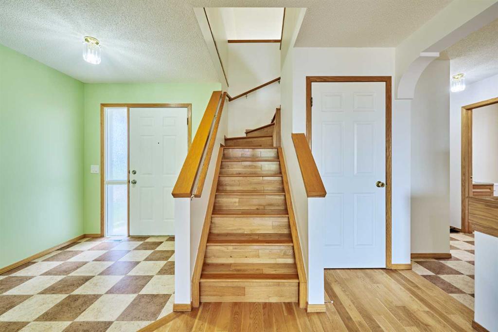Picture of 9683 Hidden Valley Drive NW, Calgary Real Estate Listing