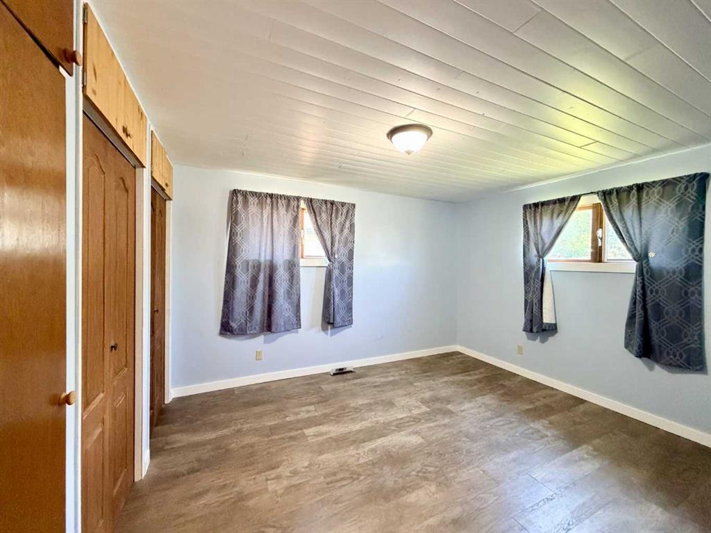 Picture of 210 1 Street  SE, Linden Real Estate Listing