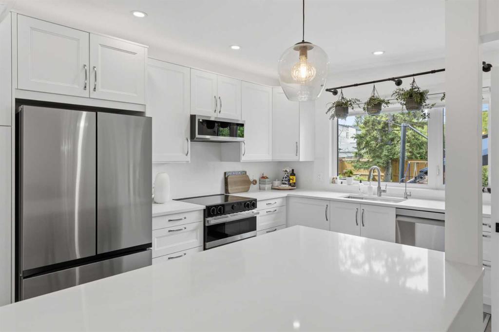 Picture of 3720 58 Avenue SW, Calgary Real Estate Listing