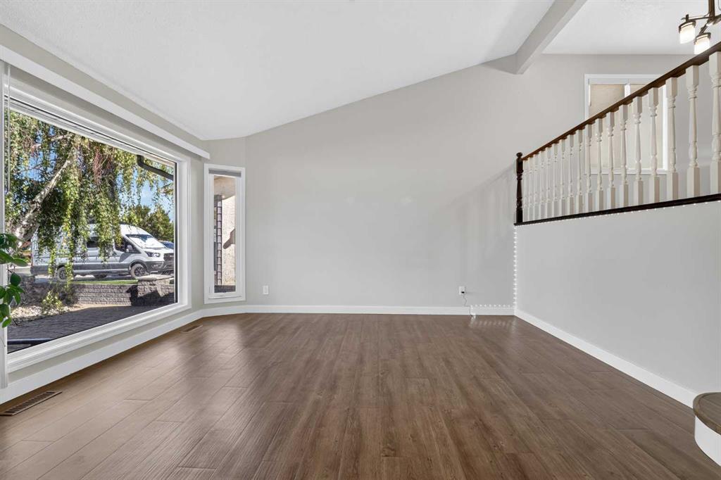 Picture of 50 Sherwood Crescent W, Lethbridge Real Estate Listing