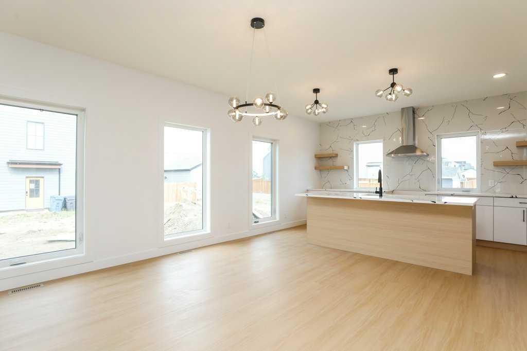 Picture of 411 Caledonia Boulevard W, Lethbridge Real Estate Listing