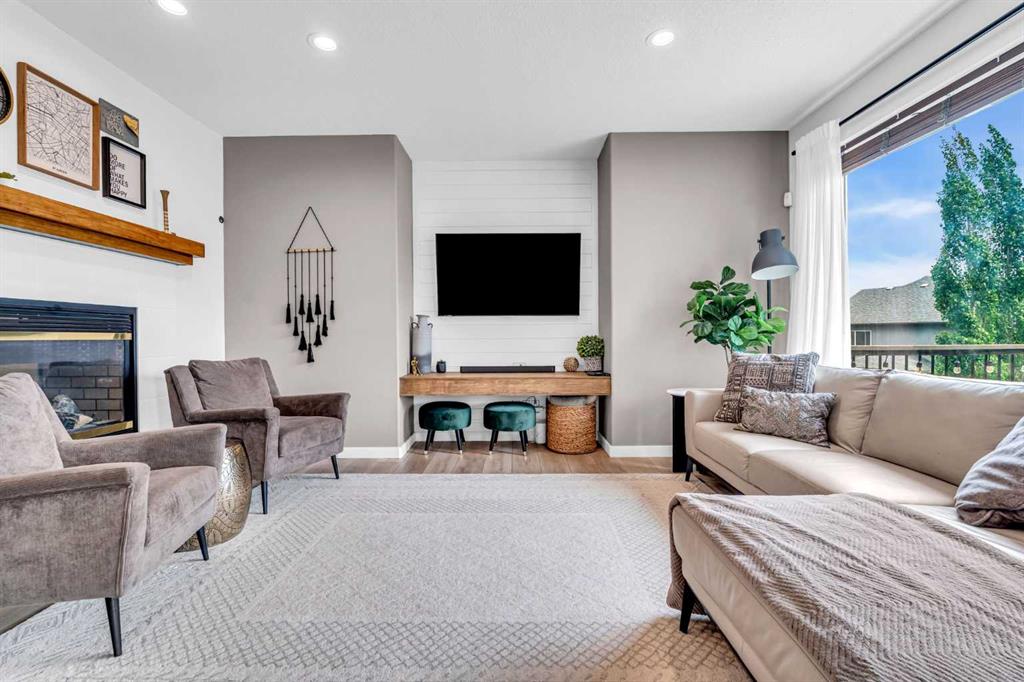 Picture of 452 Evergreen Circle SW, Calgary Real Estate Listing