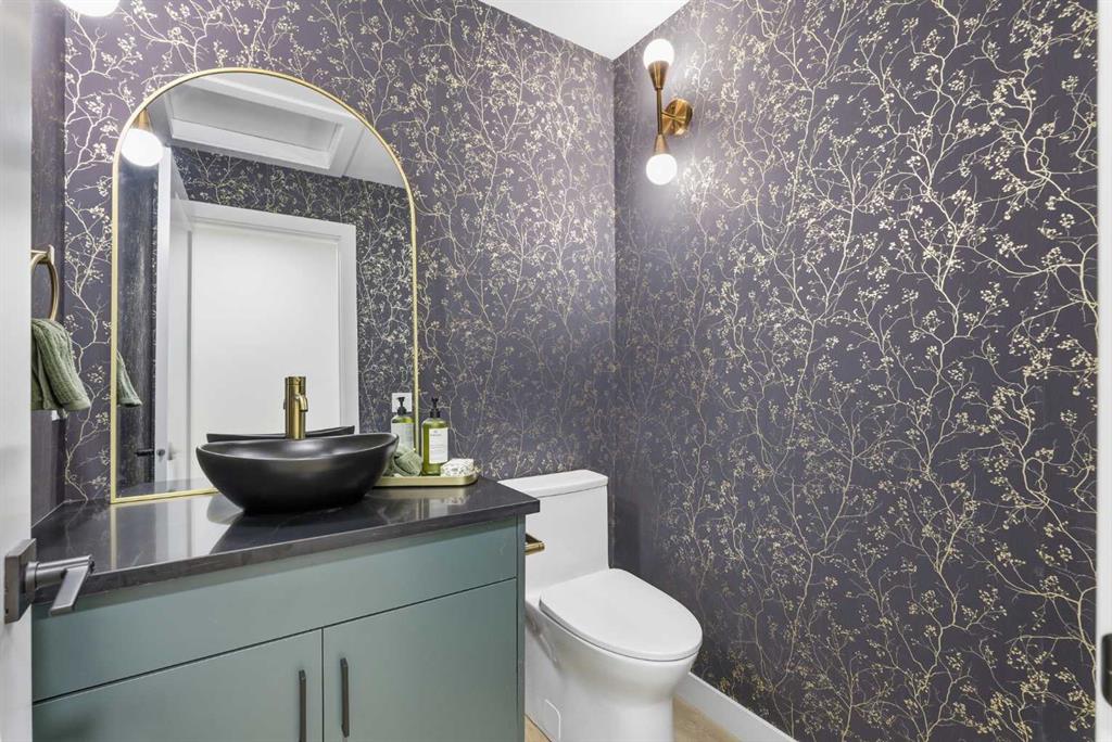Picture of 4904 Valiant Drive NW, Calgary Real Estate Listing