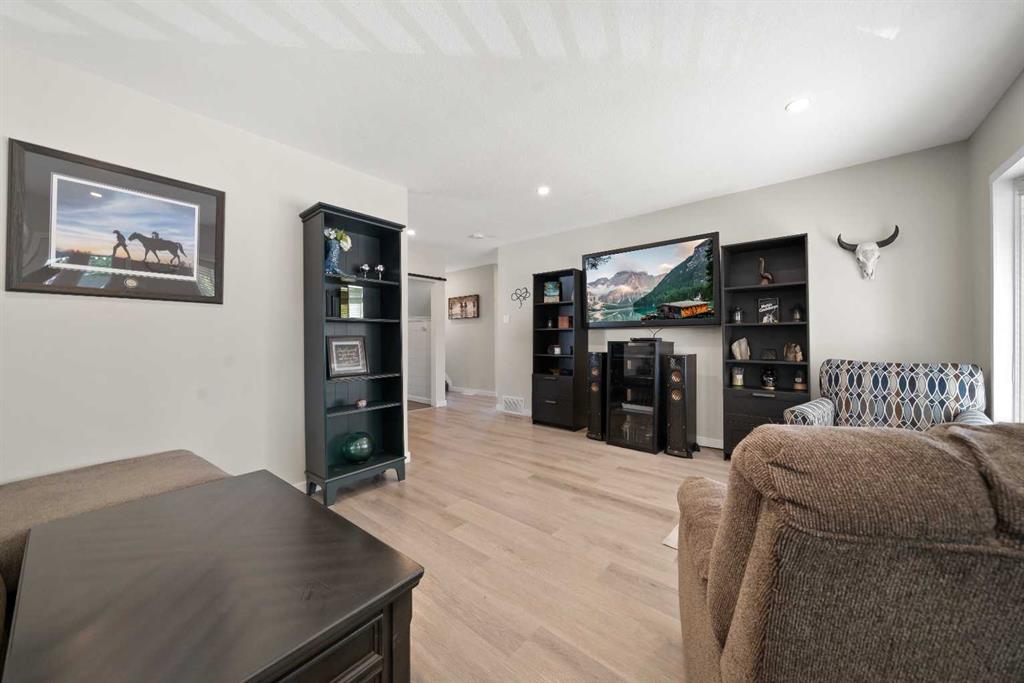 Picture of 228 2 Avenue E, Bow Island Real Estate Listing