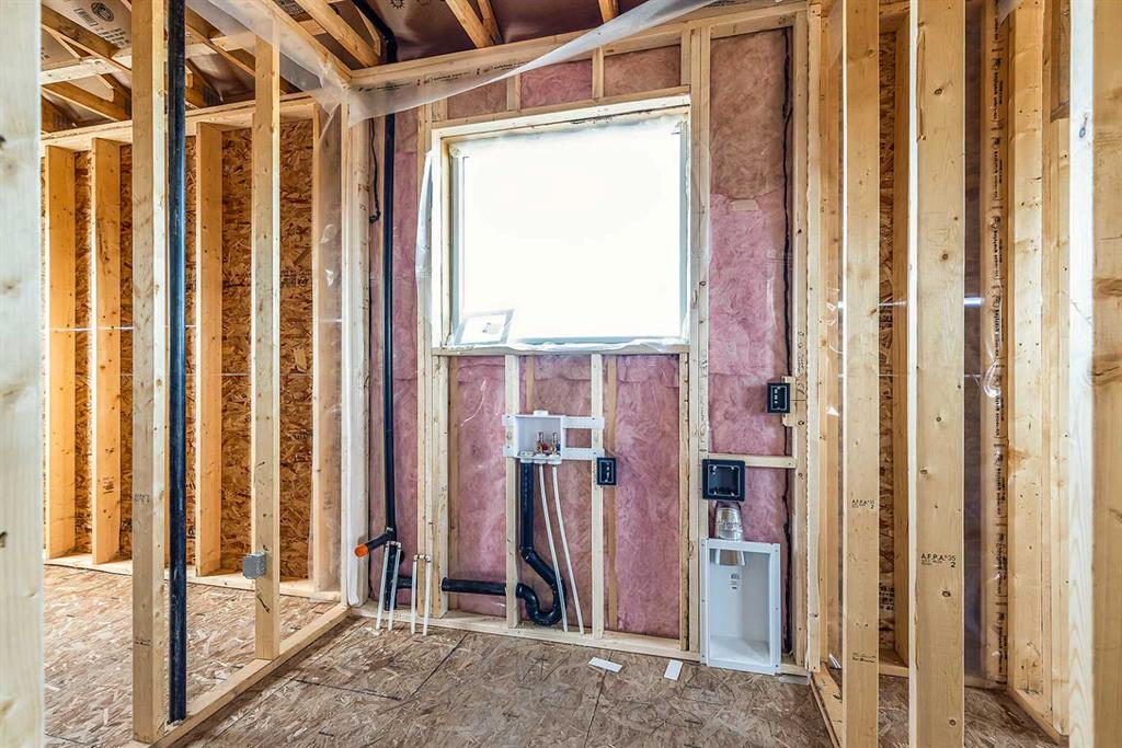 Picture of 918 Memorial Drive SE, Redcliff Real Estate Listing