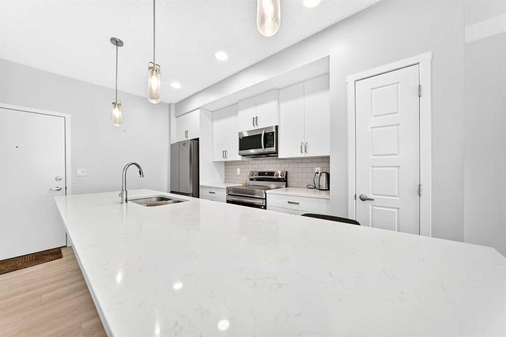 Picture of 3211, 33 Carringham Gate NW, Calgary Real Estate Listing
