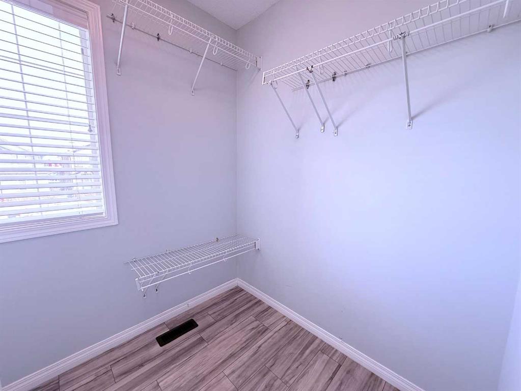 Picture of 960 Taradale Dr  , Calgary Real Estate Listing