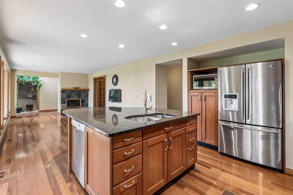 Picture of 31 Edgehill Bay NW, Calgary Real Estate Listing