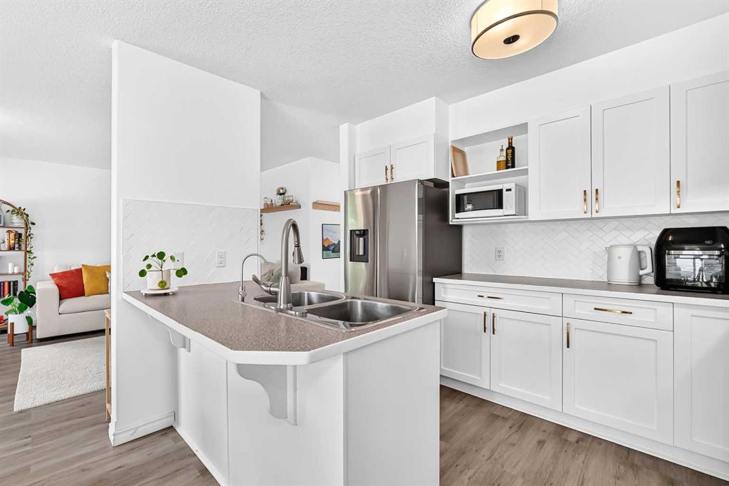 Picture of 35, 102 Canoe Square SW, Airdrie Real Estate Listing