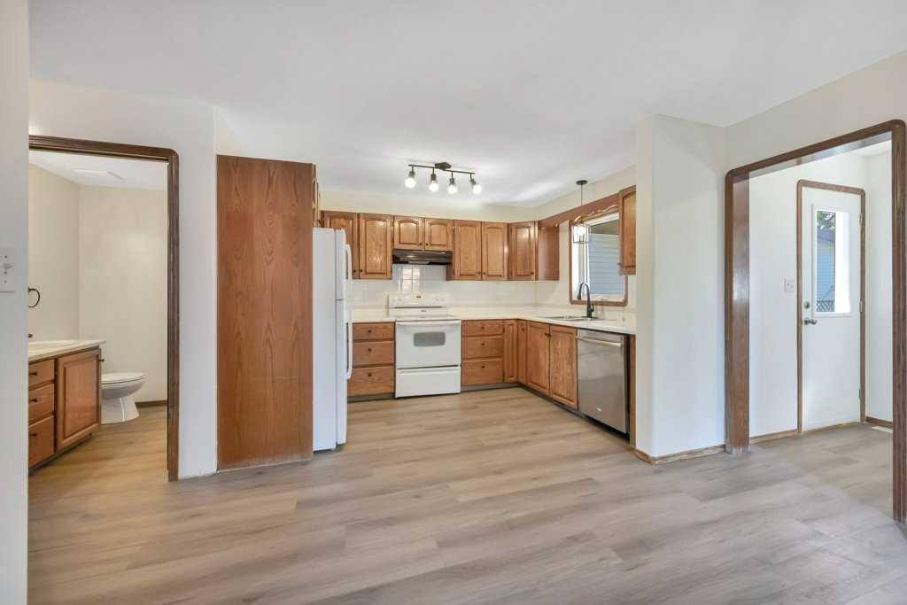 Picture of 4011 Lakeshore Drive , Sylvan Lake Real Estate Listing