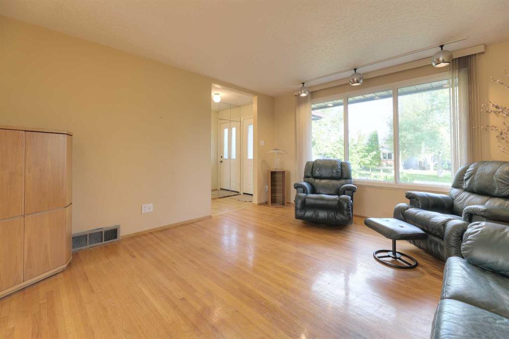 Picture of 31 Rosery Drive NW, Calgary Real Estate Listing