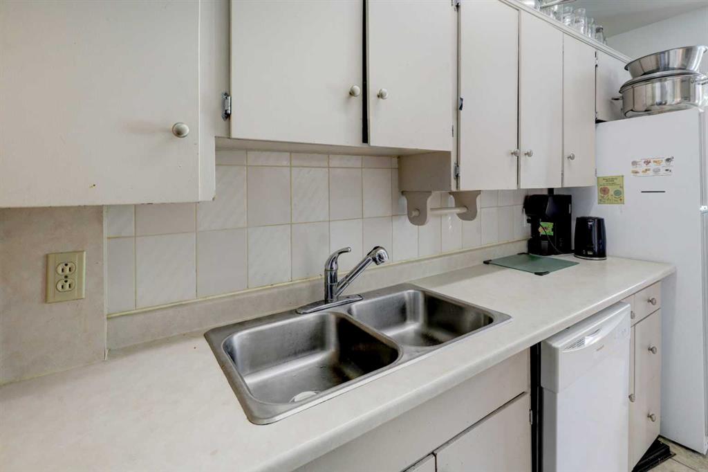 Picture of 7624 34 Avenue NW, Calgary Real Estate Listing