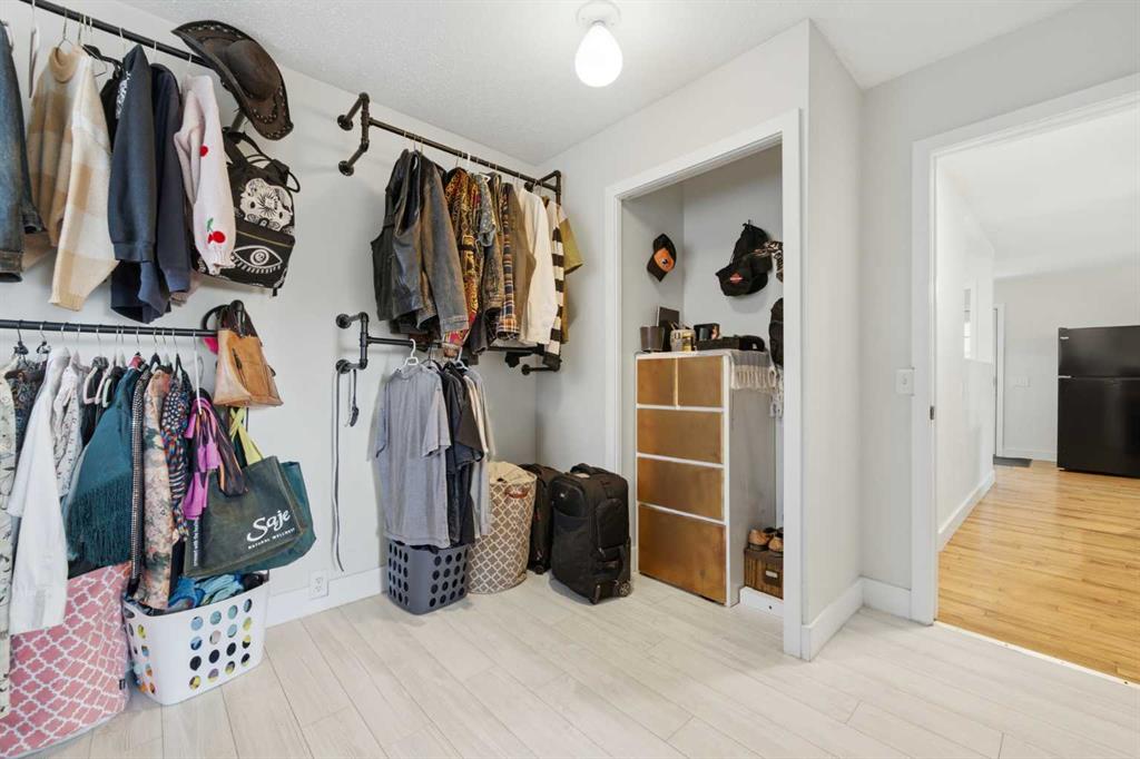Picture of 4159 Doverbrook Road SE, Calgary Real Estate Listing