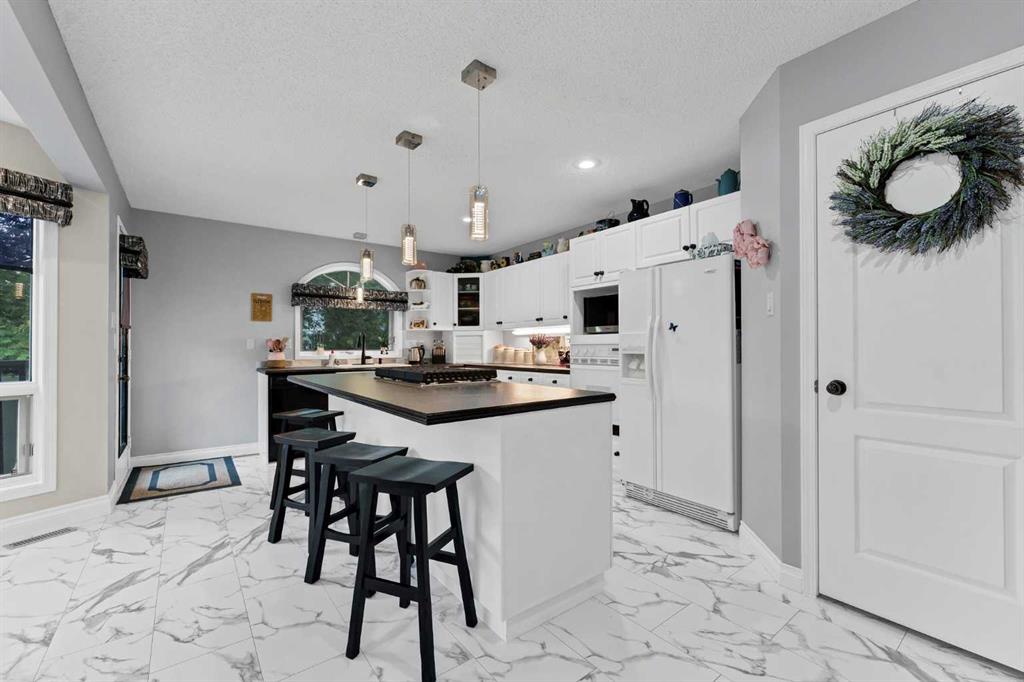 Picture of 612 Sangster Crescent SW, Redcliff Real Estate Listing