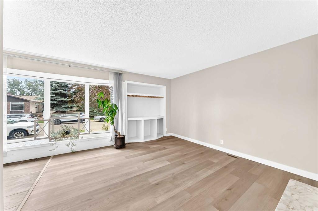 Picture of 114 Midcrest Crescent SE, Calgary Real Estate Listing