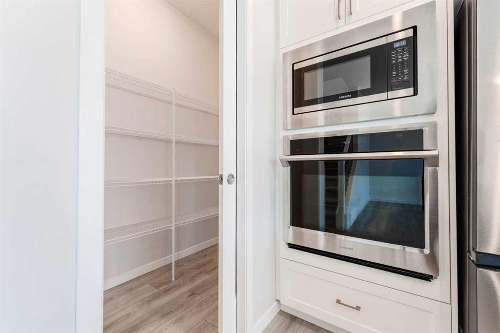 Picture of 16 West Grove Link SW, Calgary Real Estate Listing
