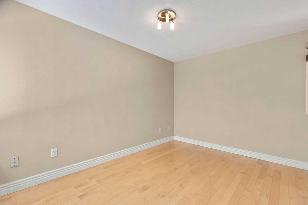 Picture of 252, 66 Glamis Green SW, Calgary Real Estate Listing