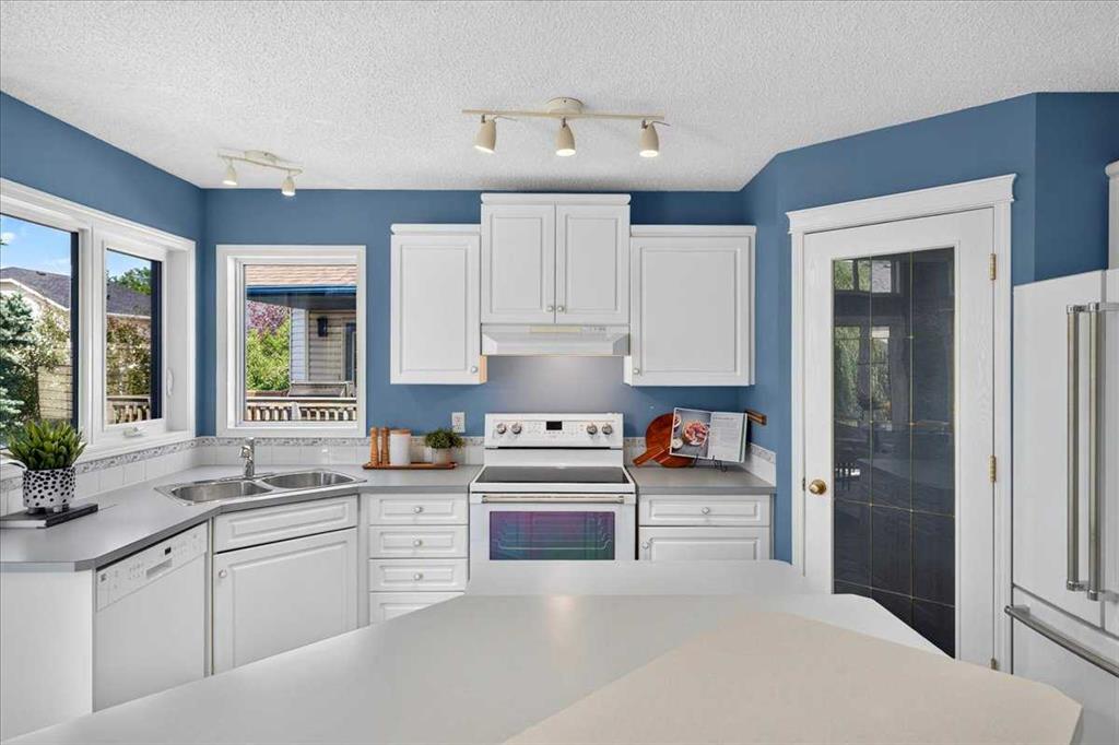 Picture of 232 Douglas Glen Close SE, Calgary Real Estate Listing