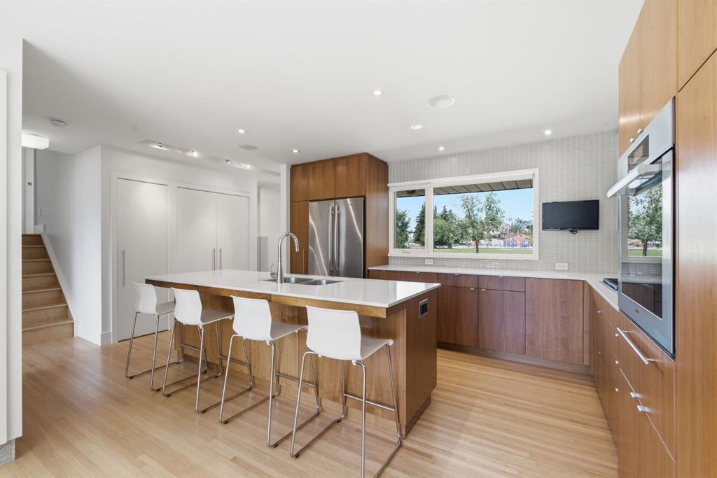 Picture of 4935 10 Avenue SW, Calgary Real Estate Listing