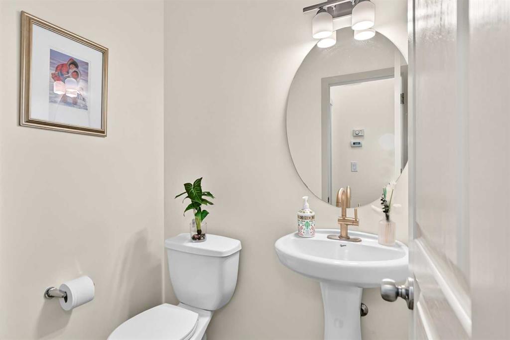 Picture of 279 Copperpond Circle SE, Calgary Real Estate Listing