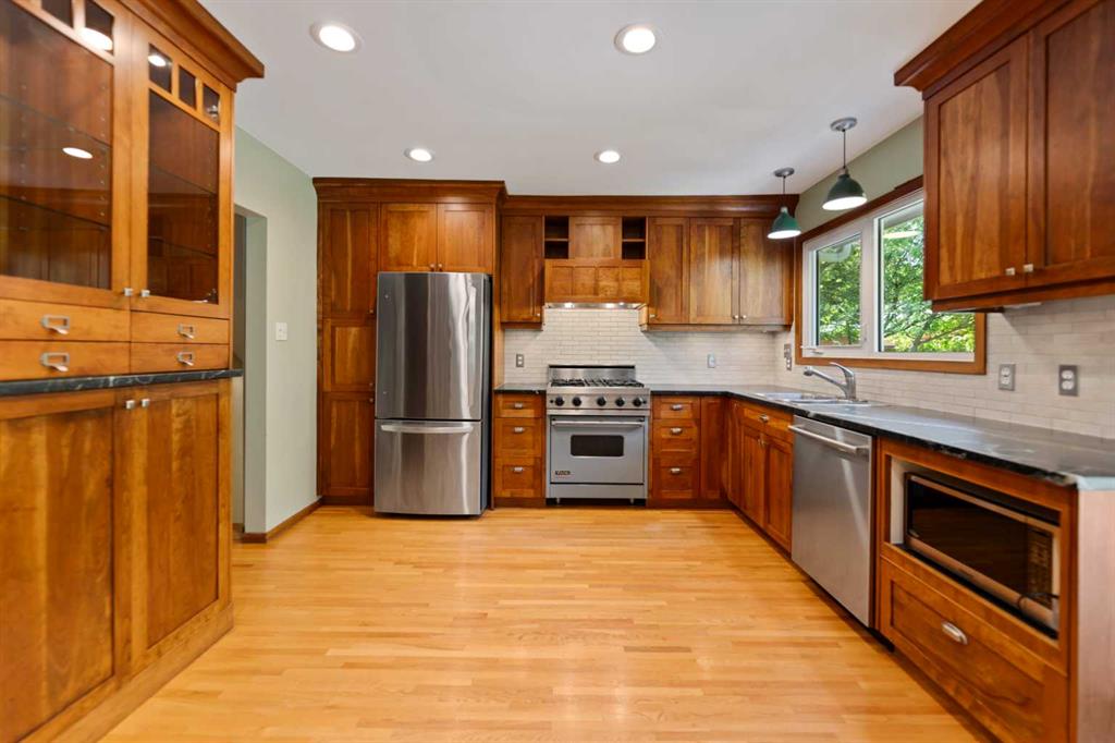 Picture of 21 Roseview Drive NW, Calgary Real Estate Listing