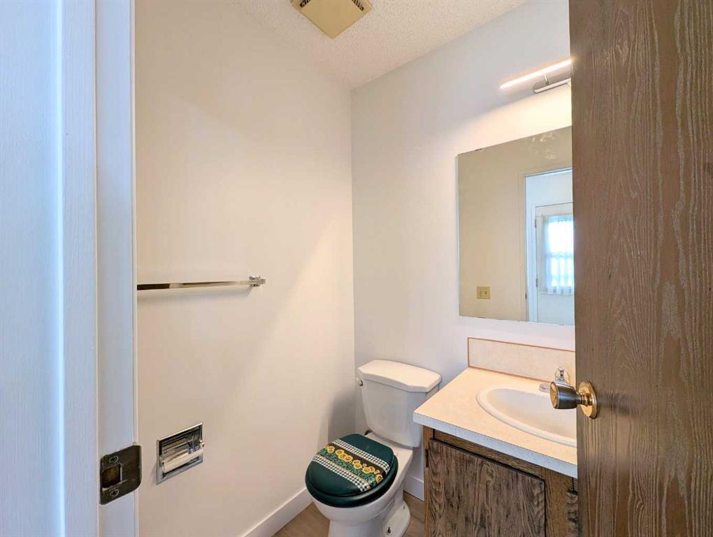 Picture of 137 Bermuda Drive NW, Calgary Real Estate Listing