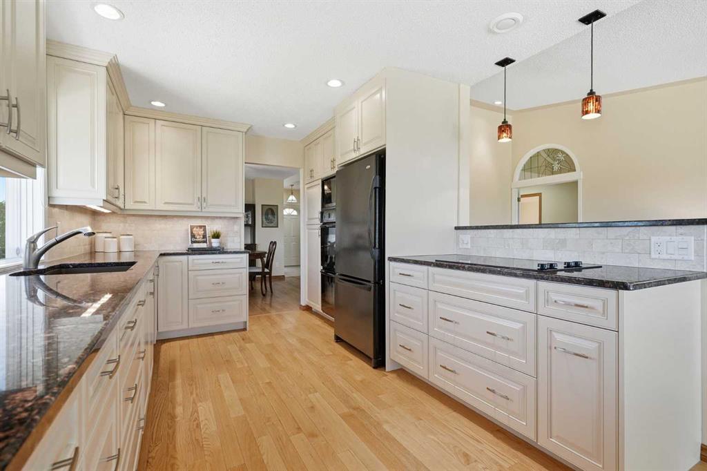 Picture of 135 Shawnee Rise SW, Calgary Real Estate Listing