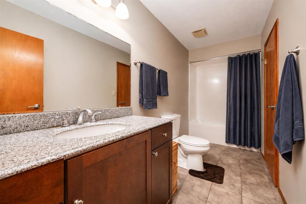 Picture of 5005 43 Street E, Sylvan Lake Real Estate Listing