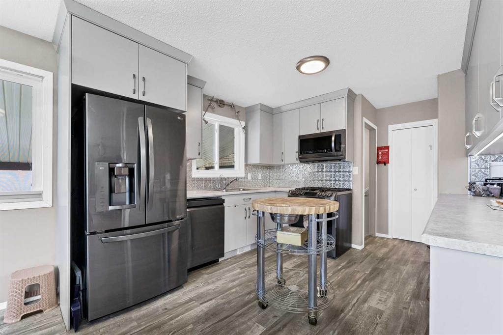 Picture of 2689 Thompson Crescent SE, Medicine Hat Real Estate Listing