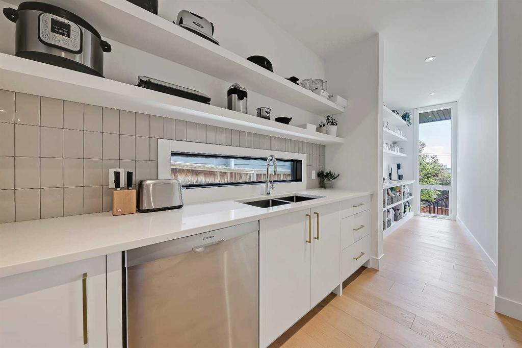 Picture of 159 Rosery Drive NW, Calgary Real Estate Listing