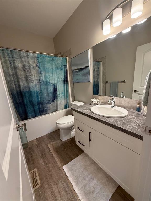 Picture of 58 Village Crescent , Red Deer Real Estate Listing