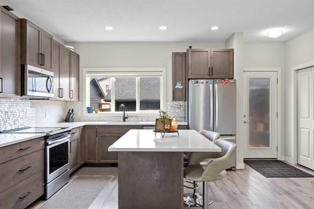 Picture of 867 Walgrove Boulevard SE, Calgary Real Estate Listing