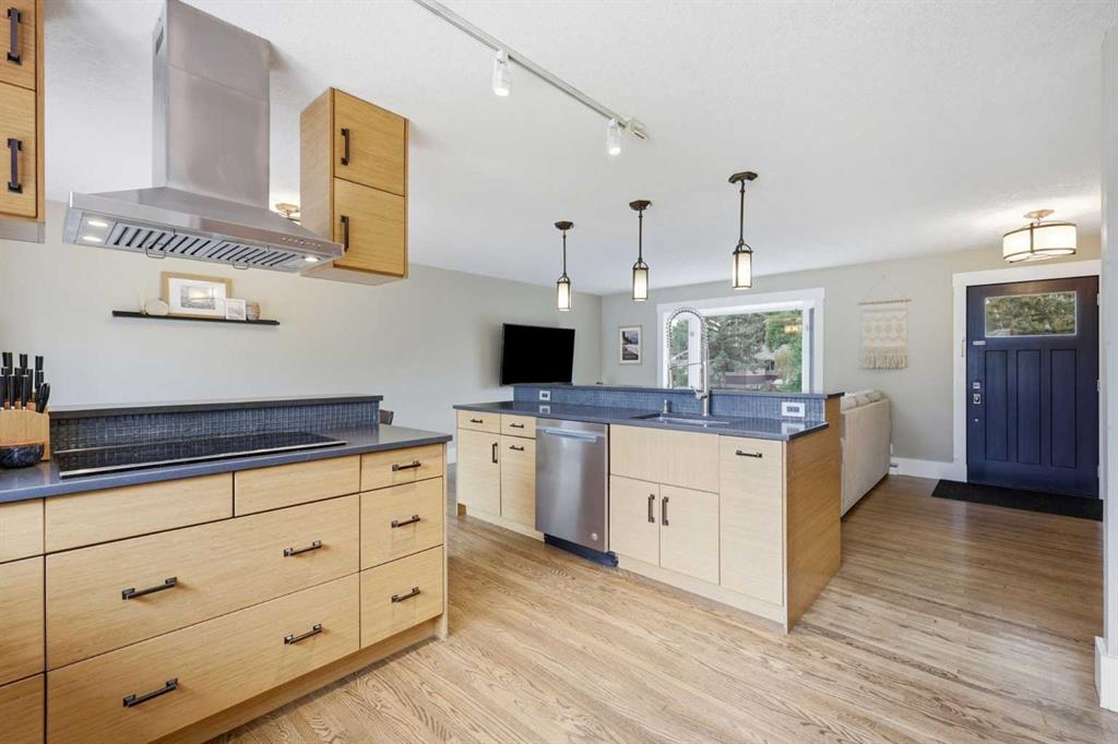 Picture of 2828 45 Street SW, Calgary Real Estate Listing
