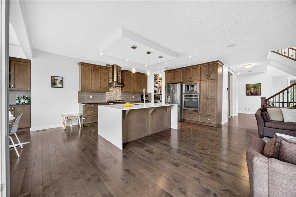Picture of 546 Sherwood Boulevard NW, Calgary Real Estate Listing