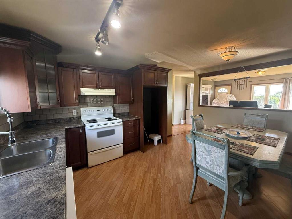 Picture of 324 3 Avenue E, Hanna Real Estate Listing
