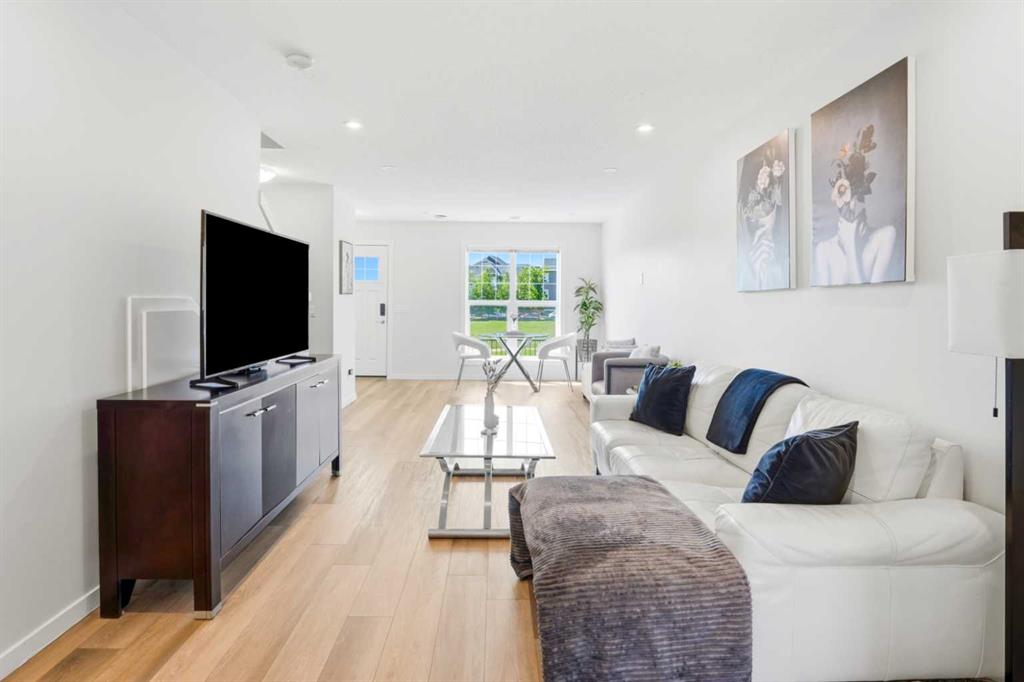 Picture of 412 Cranbrook Square SE, Calgary Real Estate Listing