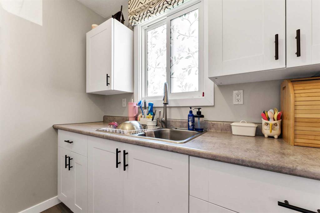 Picture of 105 Broadway Avenue E, Redcliff Real Estate Listing