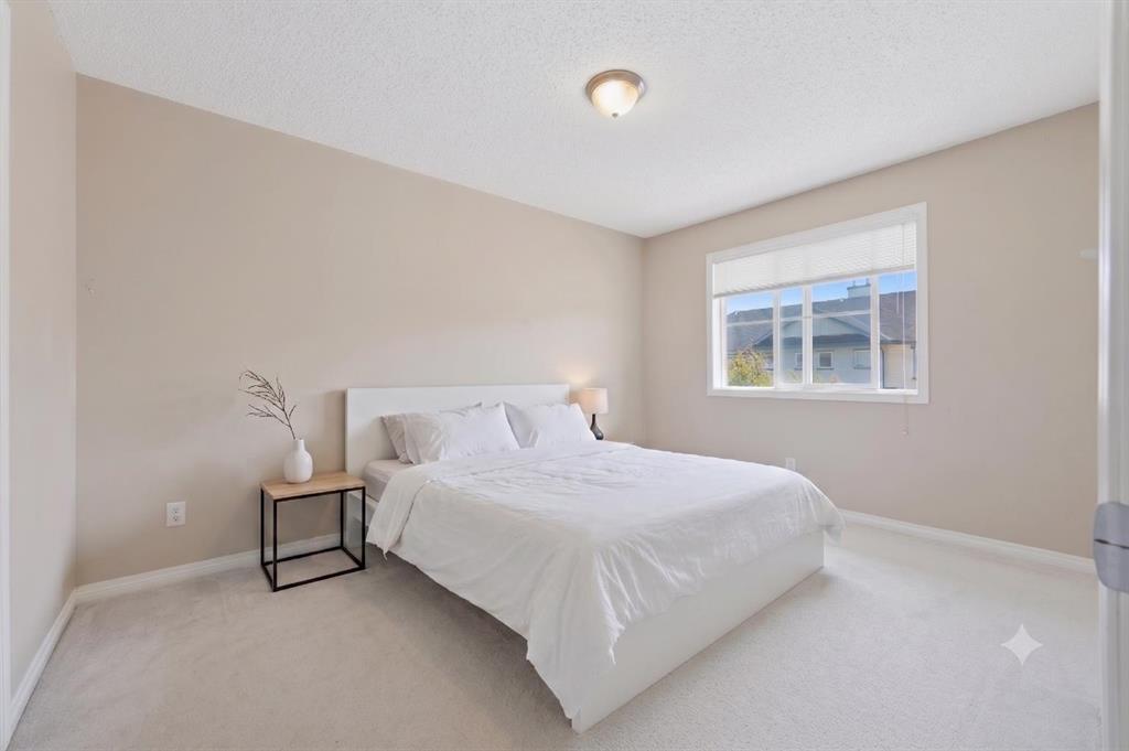 Picture of 124 Everridge Gardens SW, Calgary Real Estate Listing