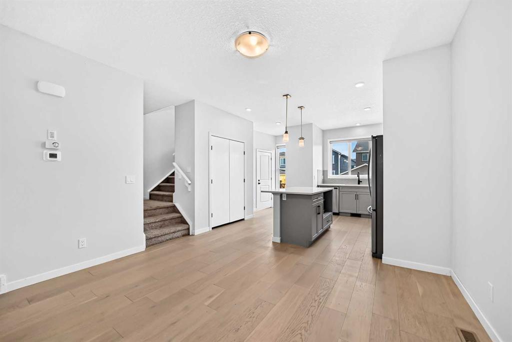 Picture of 113 Midtown Close SW, Airdrie Real Estate Listing