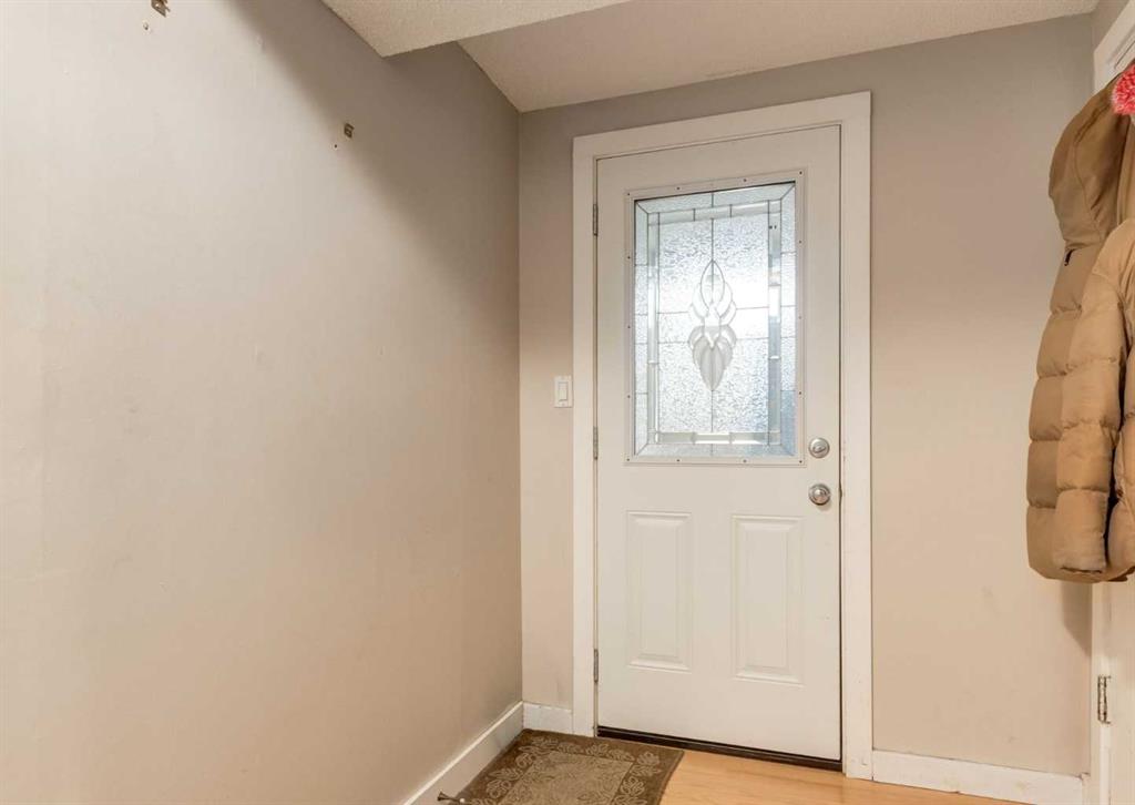 Picture of 7 Lake Sylvan Close SE, Calgary Real Estate Listing