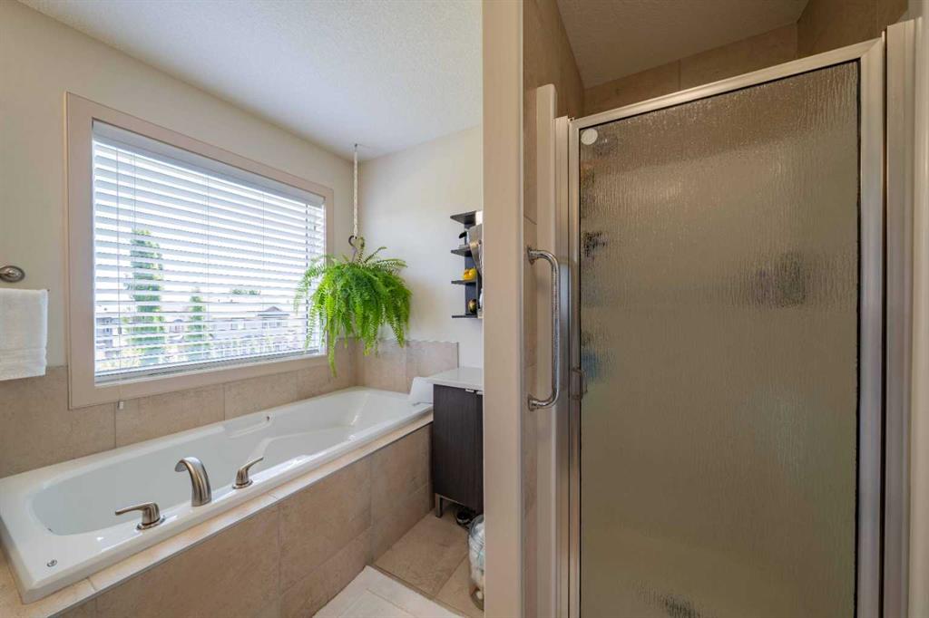 Picture of 144 Everhollow Street SW, Calgary Real Estate Listing