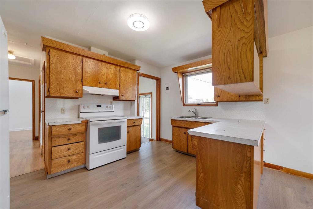 Picture of 211 9 St  N, Vauxhall Real Estate Listing
