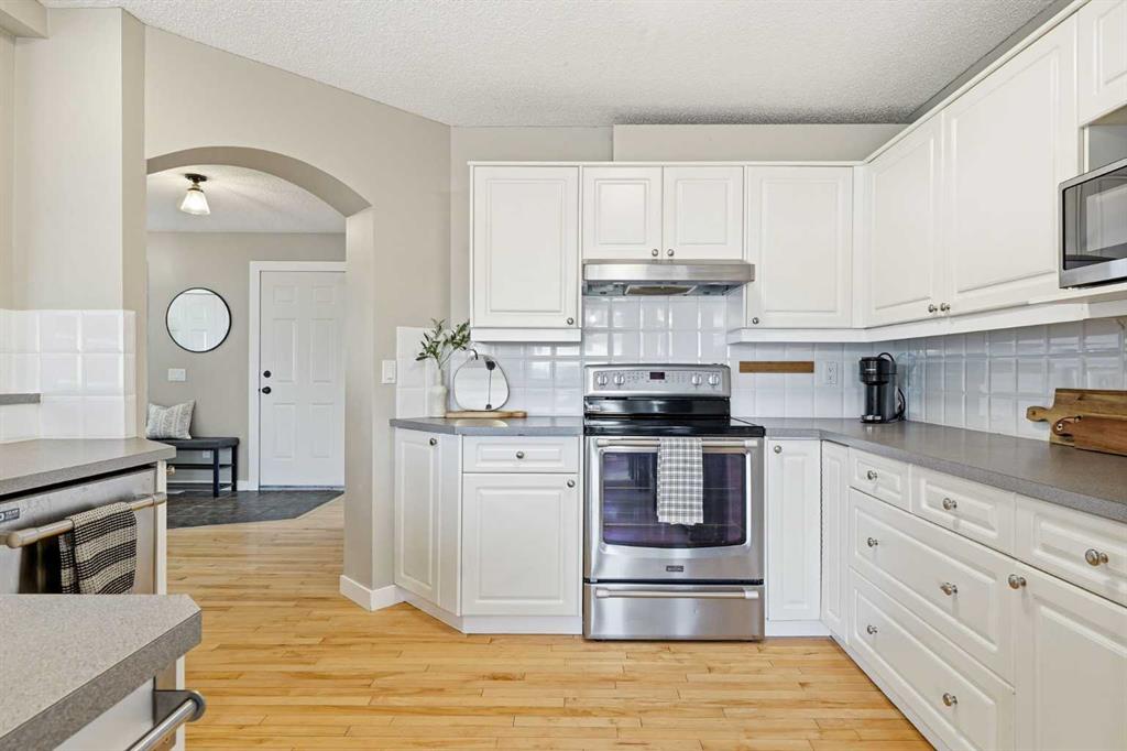 Picture of 321 Douglas Ridge Circle SE, Calgary Real Estate Listing
